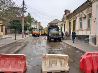 В Мелитополе перекрыли улицу из-за ремонта водовода (фото)