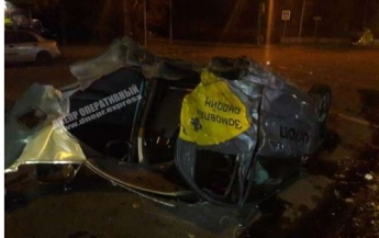 В Днепре на проспекте Героев Subaru столкнулось с такси Uklon: автомобиль разорвало на части (фото)