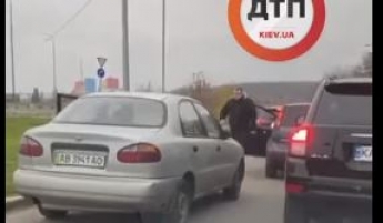 В Киеве два водителя устроили разборки посреди дороги и парализовали движение: видео