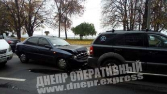В Днепре на Сичеславской Набережной Daewoo врезался в Kia: фото