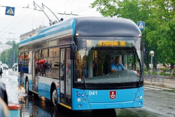 В Киеве пьяный "пассажир" троллейбуса отличился дерзкой выходкой: видео