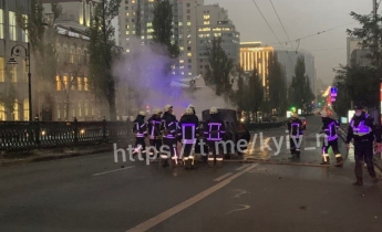 В центре Киева произошло жуткое огненное ДТП - дорогу перекрыли: фото и видео