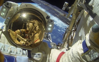 На МКС очередной инцидент: россияне при выходе в космос потеряли деталь со станции
