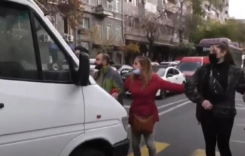В Ереване автомобиль разорвал цепь протестующих (видео)