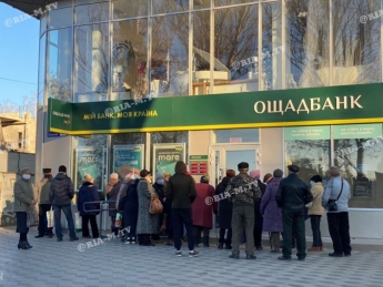 В Мелитополе возле Ощадбанка столпотворение пенсионеров - "приоритетные часы" никто не соблюдает (фото)