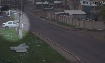 Под Киевом в такси с пассажирами врезался грузовик: видео момента серьезного ДТП