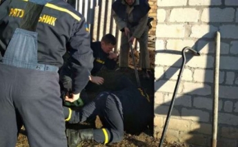 В Днепропетровской области годовалый ребенок упал в выгребную яму: фото