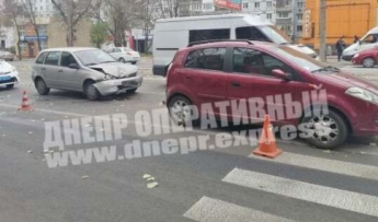 В Днепре на проспекте Хмельницкого ВАЗ врезался в Chery: пострадала женщина (фото)