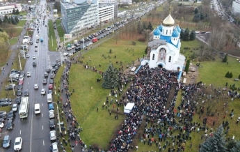 В Минске тысячи людей прощаются с Бондаренко (видео)