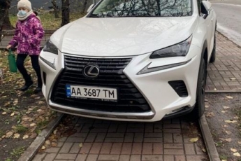 Ребенок уже не помещается: в Киеве водитель Lexus отличился "героической" парковкой, фото