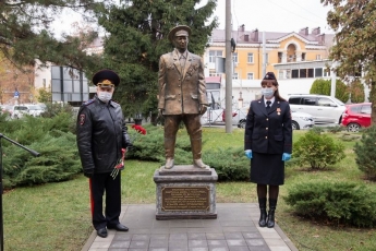 То ли гуманоид, то ли обезьяна: сети повеселило фото памятника милиционерам в России