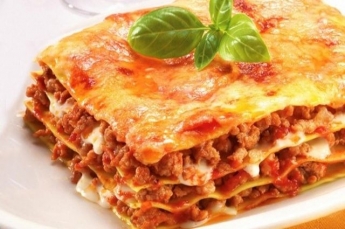 Итальянская кухня: лазанья с мясным фаршем и пармезаном