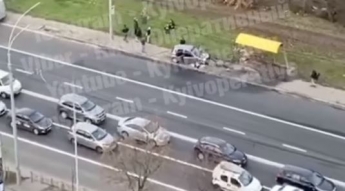 В Киеве авто на скорости влетело в остановку и загорелось: видео с места ДТП