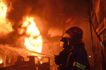 В Запорожье во время тушения пожара на теплотрассе спасли женщину