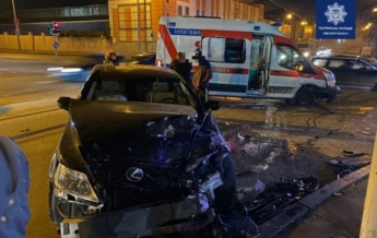 В Одессе "скорая" столкнулась с Lexus и перевернулась: пострадали три человека
