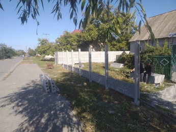 В Мелитополе местный житель часть улицы превратил в свой двор
