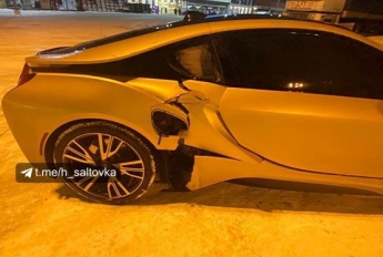 Столбы не жалеют никого: в Харькове на парковке разбили дорогой спорткар, фото