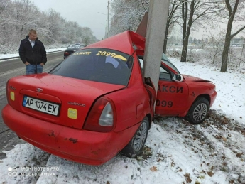 В Запорожье на скользкой дороге такси врезалось в столб (фото)