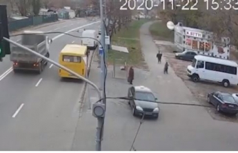 Что-то пошло не так: в Киеве таксист разгромил остановку, все попало на видео