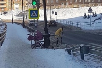 В России женщина с коляской решила убрать снег и стала звездой сети: видео