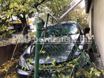 В Запорожской области Lexus вылетел с дороги, сбил забор и врезался в дом (фото)