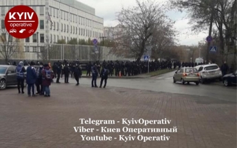 В Киеве возле посольства США перекрыли движение, стянуло много полиции: фото и видео