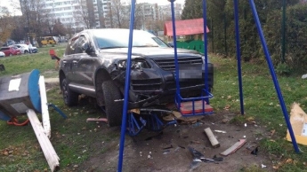 Во Львове водитель внедорожника повредил три автомобиля и снес детскую площадку