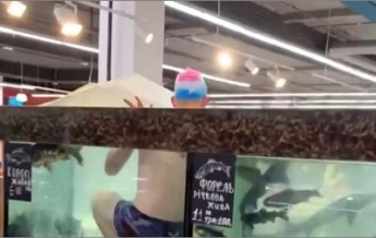 В Херсоне посетитель супермаркета залез в аквариум