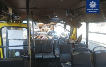 В Одессе кран на скорости протаранил маршрутку, у нее оторвало часть крыши: фото и видео