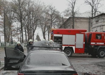 В Запорожье загорелась легковушка (фото)