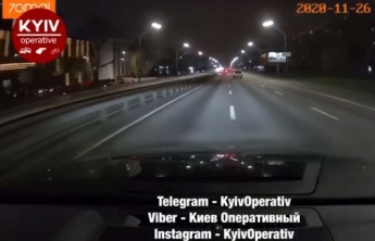 В Киеве гонки на дороге завершились тройным ДТП: момент аварии попал на видео