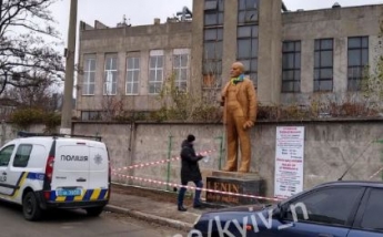 В Киеве внезапно установили памятник Ленину - монумент надолго не задержался: фото