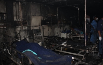 В Индии при пожаре в COVID-больнице погибли пять человек (фото)