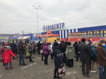Занимали очередь с 6 утра - что жители Мелитополя от нового гипермаркета ждут (видео)