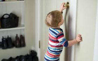 В Запорожье мать не могла попасть в квартиру с 2-летним малышом внутри