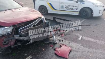 В Днепре на проспекте Хмельницкого Mazda "влетела" в Chevrolet: видео момента аварии