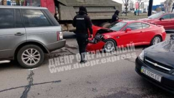 В Днепре на Запорожском шоссе спортивный автомобиль врезался в Range Rover: фото