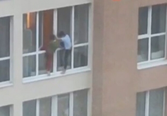 В Киеве дети устроили опасные для жизни игры на балконе: "Вот так развлекаются", кадры