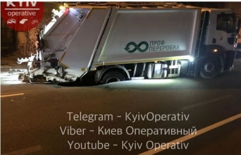 В Киеве мусоровоз провалился под асфальт (видео)