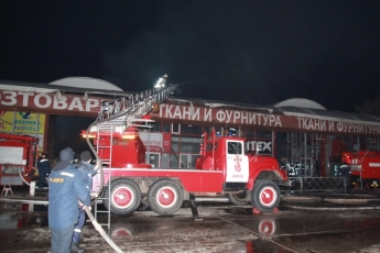 На рынке "Барабашово" в Харькове произошел масштабный пожар: фото и видео