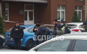 В Киеве расстреляли авто из автомата с глушителем: фото и видео