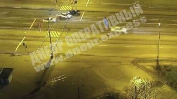 В Днепре на Слобожанском проспекте водитель на Audi врезался в Chevrolet, чуть не сбил пешехода и скрылся: видео момента