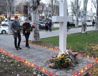 Избранный мэр Мелитополя Иван Федоров почтил память жертв голодомора (фото)