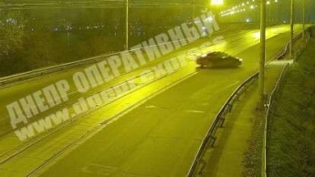 В Днепре на Амурском мосту автомобиль Ford "влетел" в отбойник: видео момента ДТП