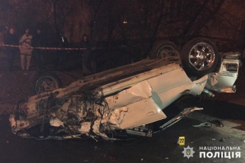 В Каменце-Подольском автомобиль опрокинулся на террасе кафе, видео смертельной аварии