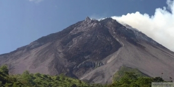 Столб пепла поднялся на 4 км: в Индонезии началось извержение вулкана
