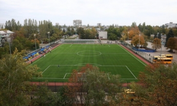 В Запорожье на новый стадион, который открыли накануне выборов, не пускают детей (видео)