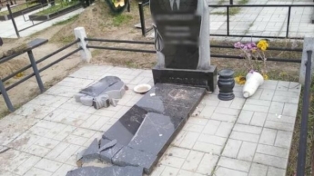В Запорожской области на кладбище разбили памятник (ФОТО)