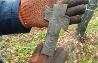 В лесу под Мелитополем искатели сокровищ нашли монеты и старинный крест (видео)