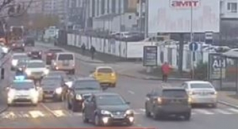 Под Киевом женщина за рулем авто случайно протаранила машину "копов": видео